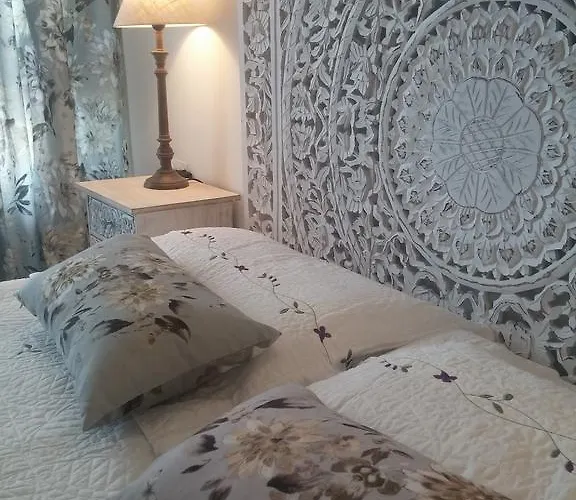 Lydia's With Castle View Apartment *