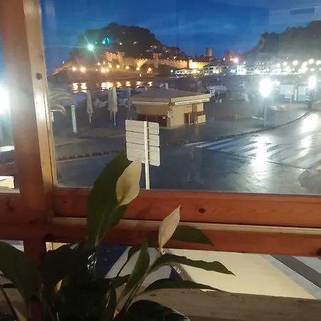 Lydia's With Castle View トッサ・デ・マール