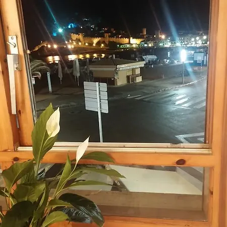 Lydia's With Castle View * トッサ・デ・マール